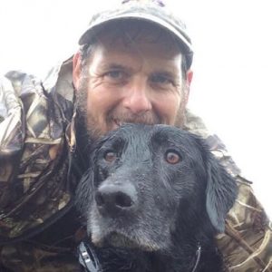 Pitbulls räddas efter 16 timmar i översvämning