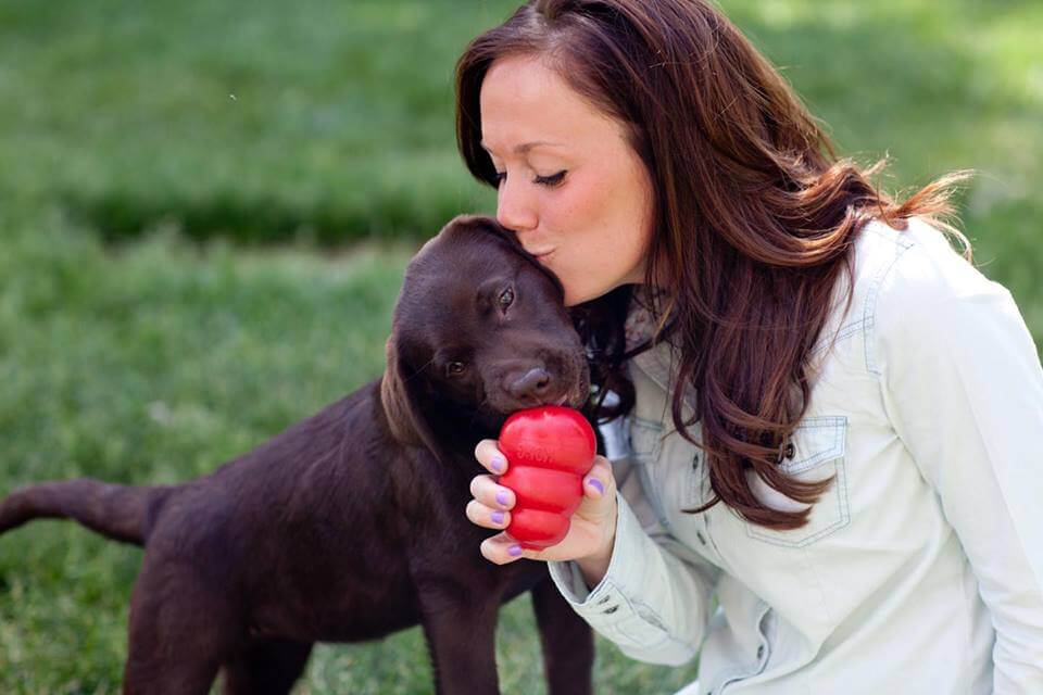 Hund och ägare med Kong