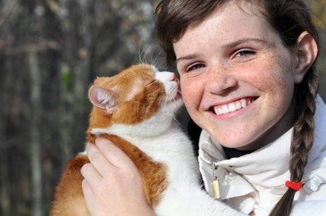 Katt som slickar på ägare.