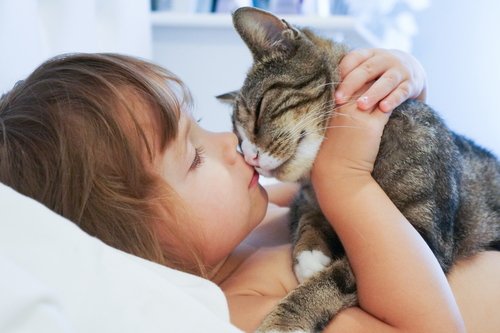 Flicka med katt
