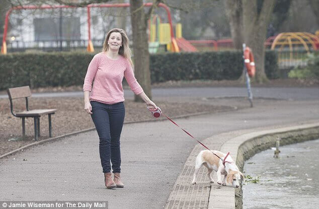 Selena är ute och går med sin räddade hund.