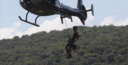 Person firar ner sig från helikopter.