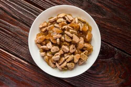 Våtfoder upplagt på en tallrik.