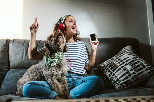 Ska jag lämna radion på för mitt husdjur när jag går hemifrån?