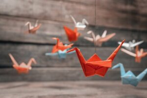 Vad symboliserar Origami-tranor?